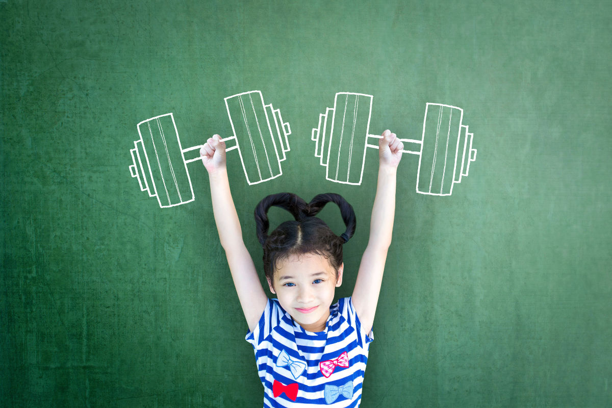 una bambina che solleva due pesi come rappresentazione dell'empowerment